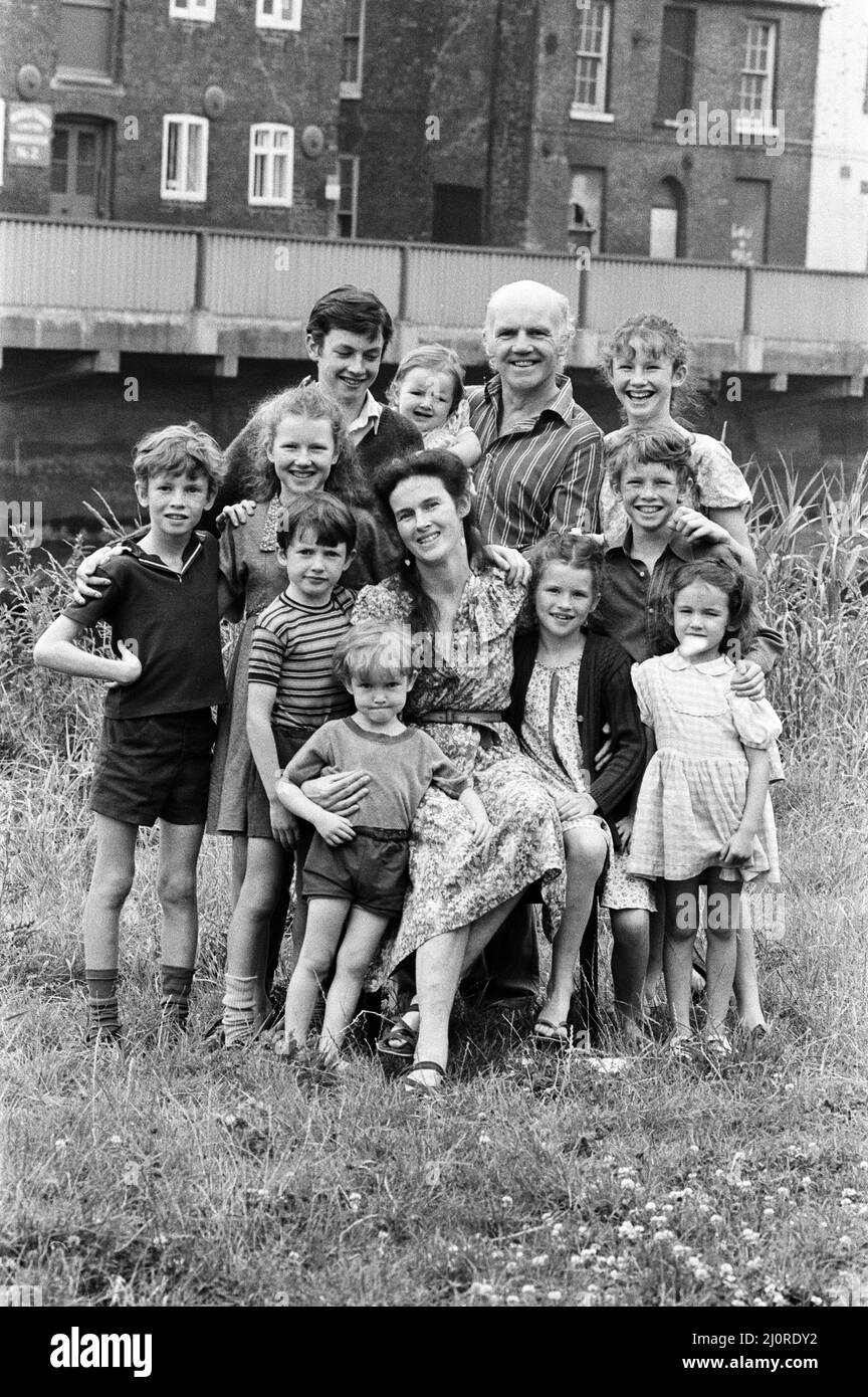 Gordon Gillick with his wife Victoria Gillick and their ten children at home in Wisbech, Cambridgeshire. The children are Clementine (1), Ambrose (3), Sarah (5), Gabriel (6), Jessie (9), James (11), Theo (11), Hannah (12), Beatrice (13) and Benedict (15).  25th July 1983. Stock Photo