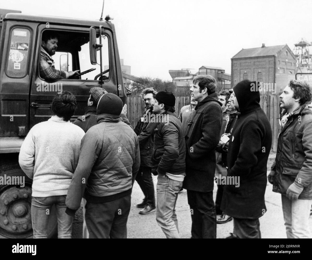 The National Miners Strike 1984 Pickets on the line at Seaham Colliery talking to a van driver 13 March 1984 Stock Photo