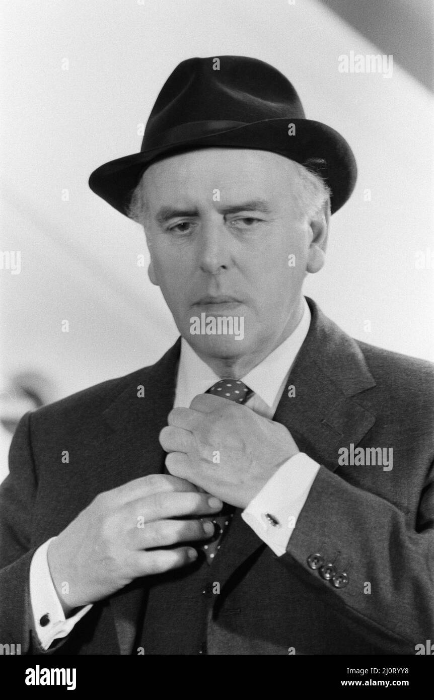 Behind the scenes filming of Minder, a British comedy drama TV Series set in the London criminal underworld, fourth series, episode 'A Star is Gorn', pictured Thursday 22nd September 1983. Our Picture Shows ... George Cole as Arthur Daley. Stock Photo