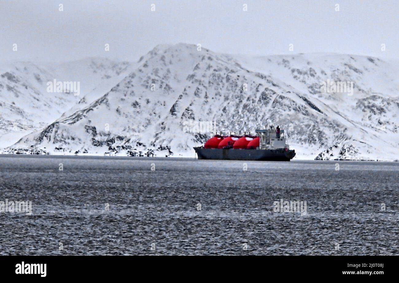 Vor Hammerfest, Norwegen, wird auf der Insel Melkoya Erdgas aus dem Schneewittchenfeld verflüssigt und auf Spezialschiffen nach Spanien und Nordamerika transportiert. Die Anlage wird von Equinor ASA (vormals Statoil) betrieben. Im Bild die MS Artic Lady Stock Photo