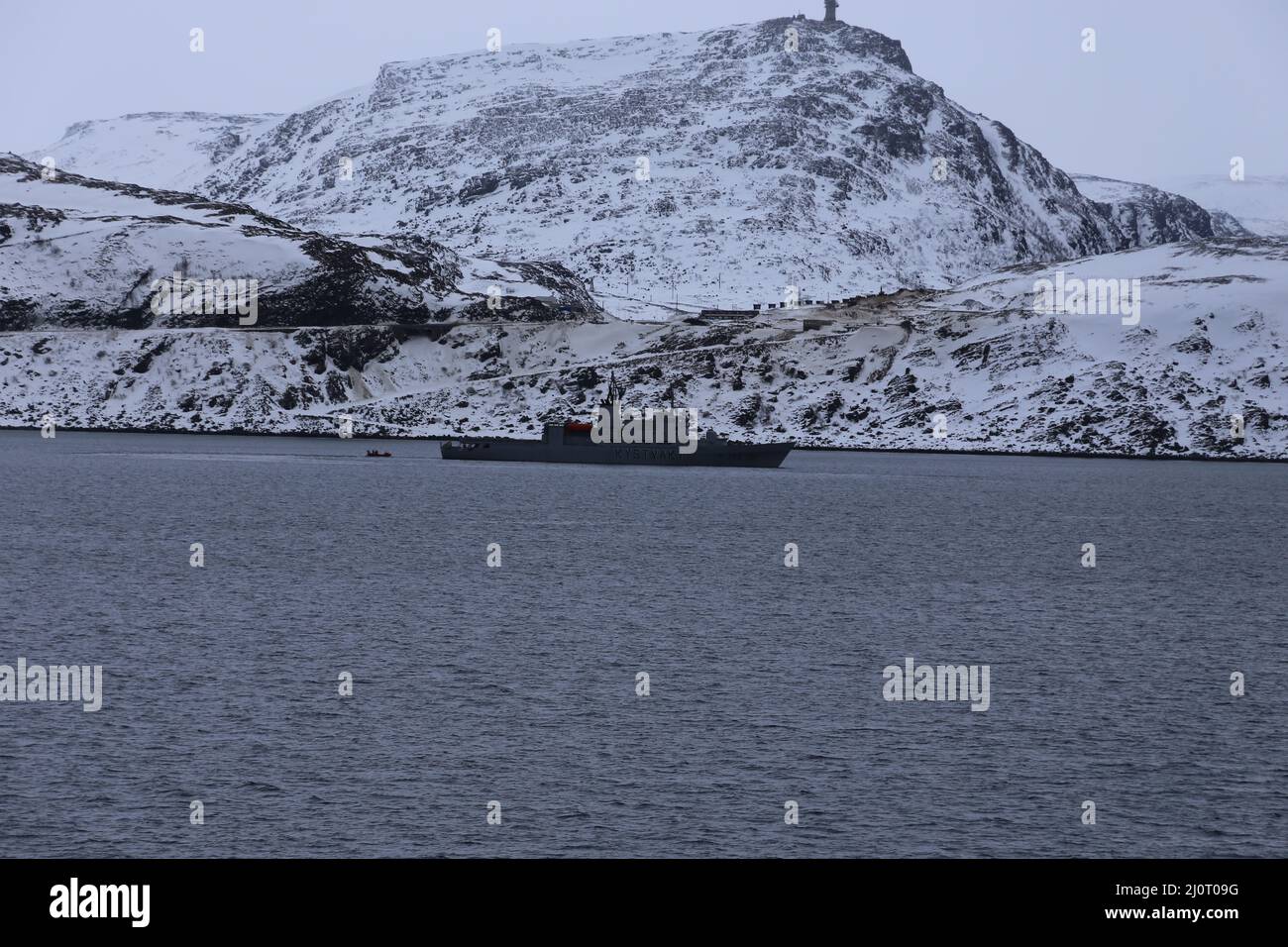 Vor Hammerfest, Norwegen, wird auf der Insel Melkoya Erdgas aus dem Schneewittchenfeld verflüssigt und auf Spezialschiffen nach Spanien und Nordamerika transportiert. Die Anlage wird von Equinor ASA (vormals Statoil) betrieben. Die norwegische Küstenwache schützt die Insel. Stock Photo