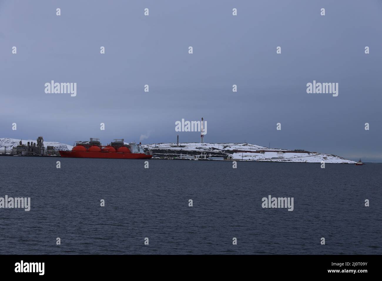 Vor Hammerfest, Norwegen, wird auf der Insel Melkoya Erdgas aus dem Schneewittchenfeld verflüssigt und auf Spezialschiffen nach Spanien und Nordamerika transportiert. Die Anlage wird von Equinor ASA (vormals Statoil) betrieben. Stock Photo