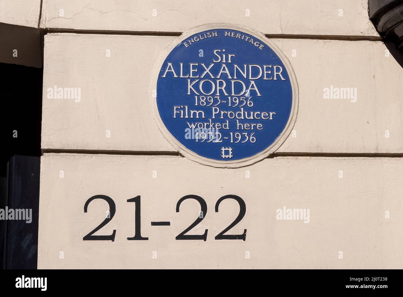 Sir Alexander Korda. Blue plaque for film producer who worked there. English Heritage plaque at 21/22 Grosvenor Street, Mayfair, London Stock Photo
