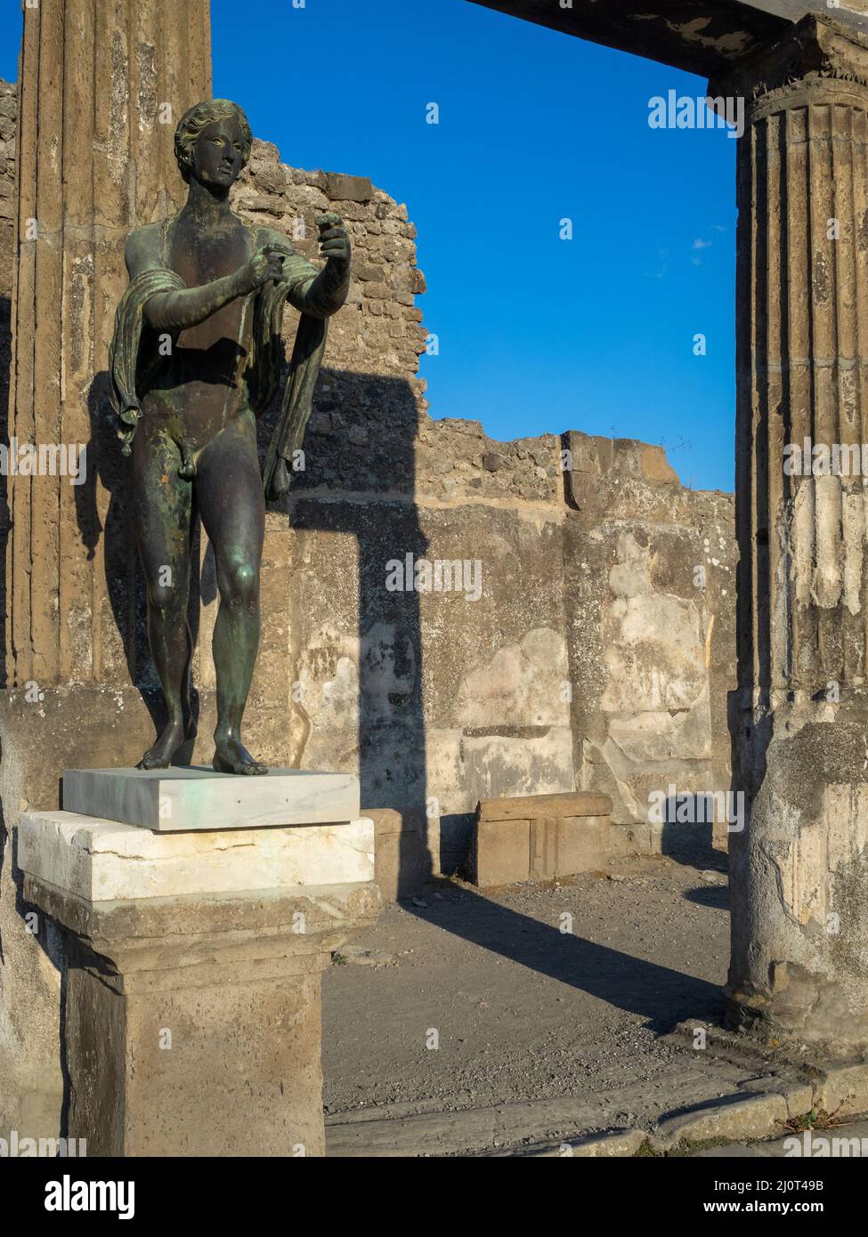 Apollo statue in it's Santuari, Pompeii Stock Photo Alamy