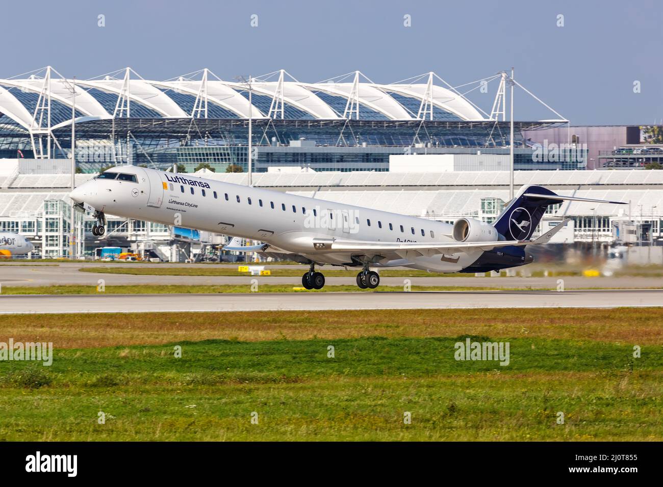 Bombardier crj 900 aircraft hi-res stock photography and images - Alamy