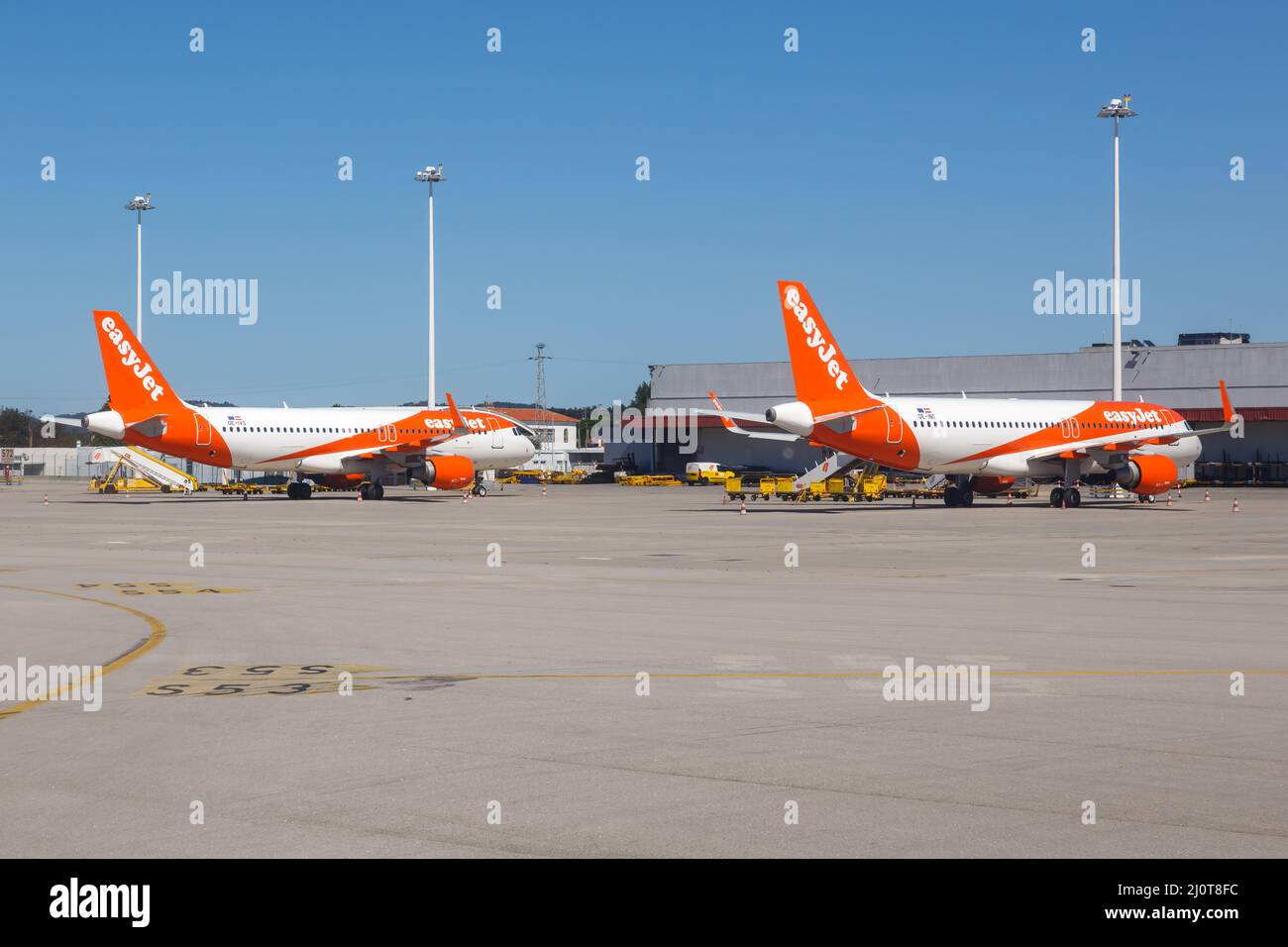 EasyJet Airbus A320 aircraft Porto airport in Portugal Stock Photo - Alamy