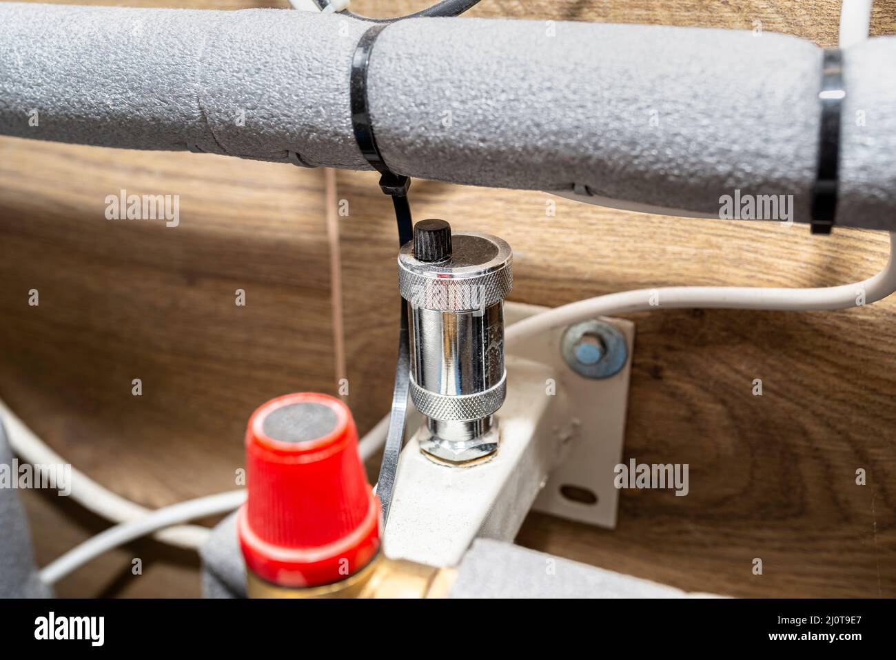 Automatic air vent in expansion vessel to protect against high pressure