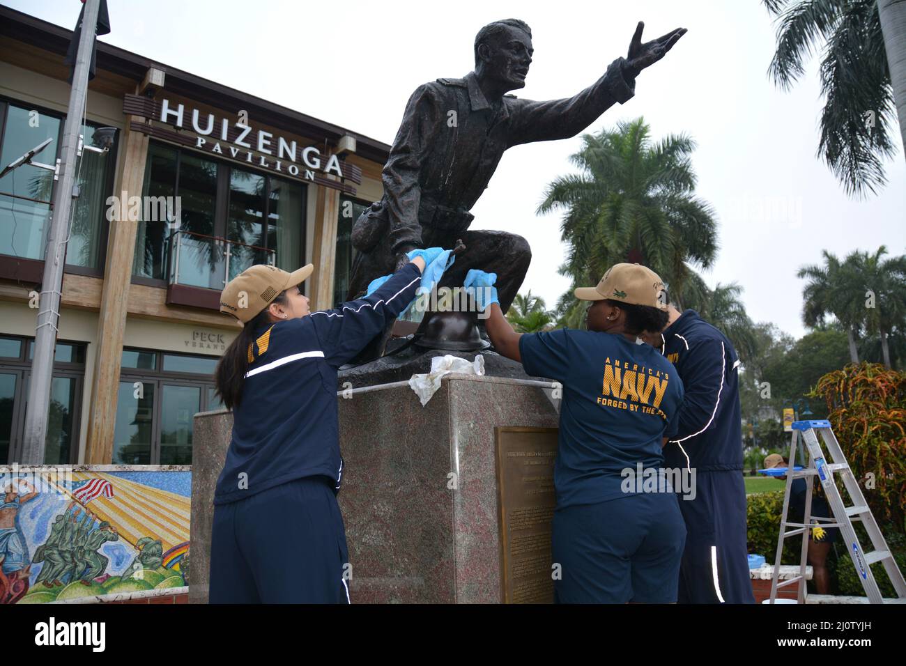 FORT LAUDERDALE, Fla. - Sailors from Pre-Commissioning Unit Fort Lauderdale (LPD 28) polished and cleaned the surrounding areas of The Lone Sailor and Lt. Alexander Ramsey 'Sandy' Nininger statues along the New River in downtown Fort Lauderdale. The seven-foot Lone Sailor Statue serves as a tribute to the strong relationship between the city and people of Fort Lauderdale and the seas. The Lt. Ninnger Statue and Memorial commemorates the life and heroic military service of the first Medal of Honor recipient of World War II. (U.S. Navy photo by Mass Communicaiton Specialist 2nd Class Dustin Knig Stock Photo