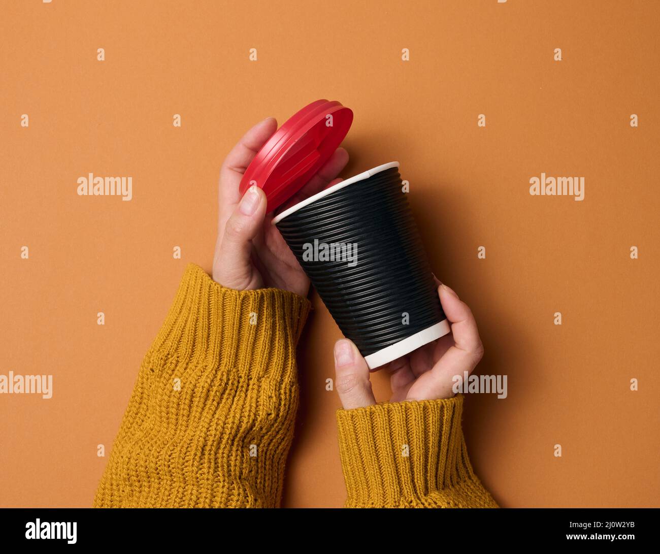 Cardboard coffee cup hi-res stock photography and images - Alamy