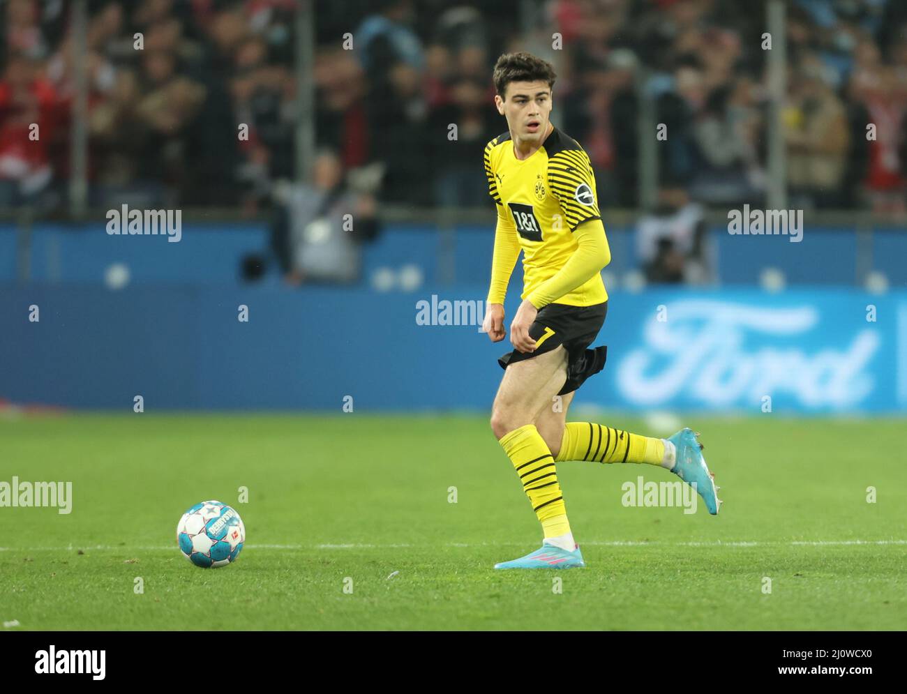 Giovanni Reyna of Borussia Dortmund U19 controls the ball during