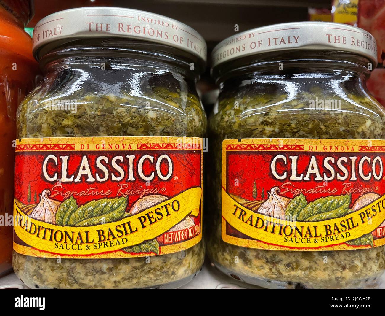 Augusta, Ga USA - 03 10 22: Pizza sauce kits on a retail store shelf Classico in a jar Stock Photo
