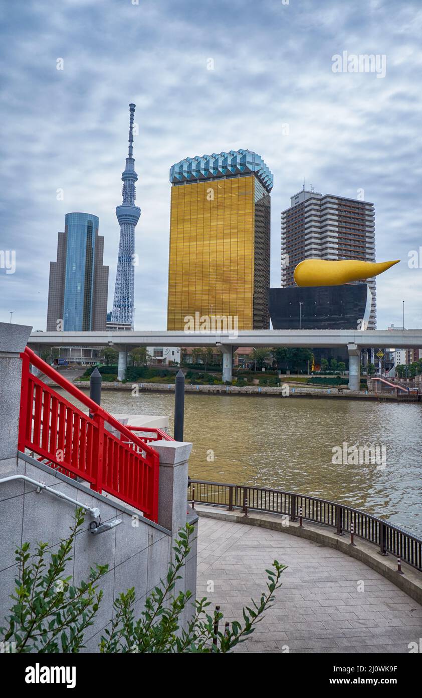 Asahi Breweries headquarters located on the east bank of the Sum Stock Photo