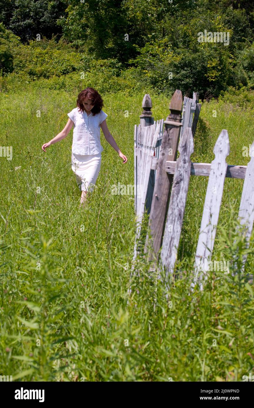 Wooden picket fence hi-res stock photography and images - Alamy