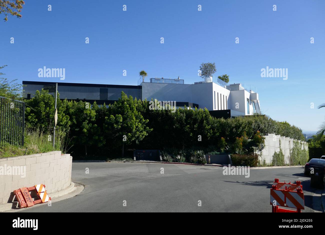 Beverly Hills, California, USA 12th March 2022 Actor Gregory Peck, Actor Boris Karloff and Actress Elizabeth Ashley's Former Home/House at 1426 Summitridge Drive on March 12, 2022 in Beverly Hills, California, USA. Photo by Barry King/Alamy Stock Photo Stock Photo