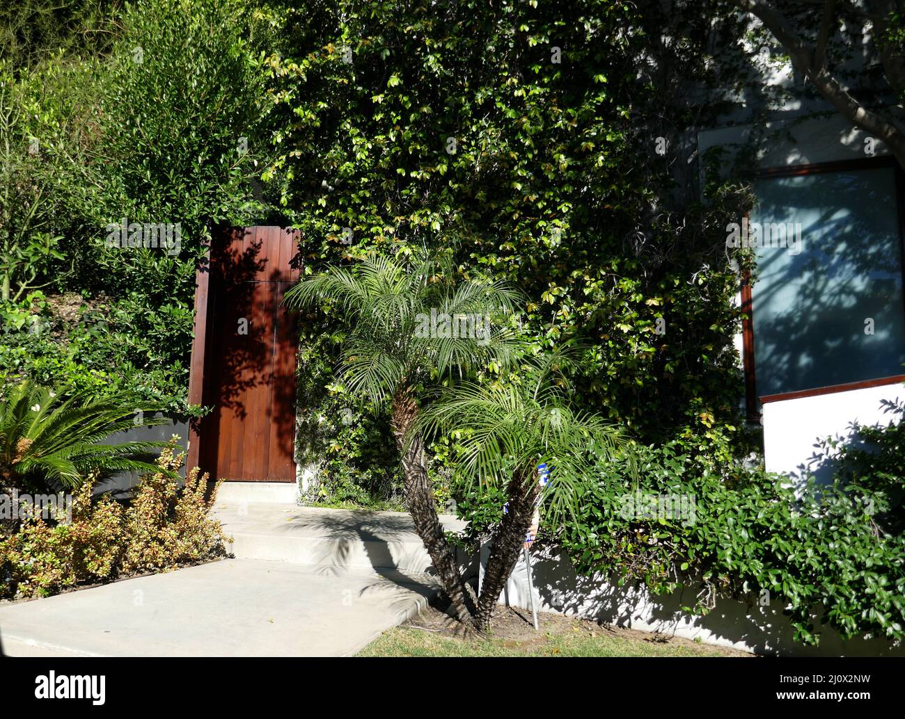 Beverly Hills, California, USA 12th March 2022 Actor Gregory Peck, Actor Boris Karloff and Actress Elizabeth Ashley's Former Home/House at 1426 Summitridge Drive on March 12, 2022 in Beverly Hills, California, USA. Photo by Barry King/Alamy Stock Photo Stock Photo