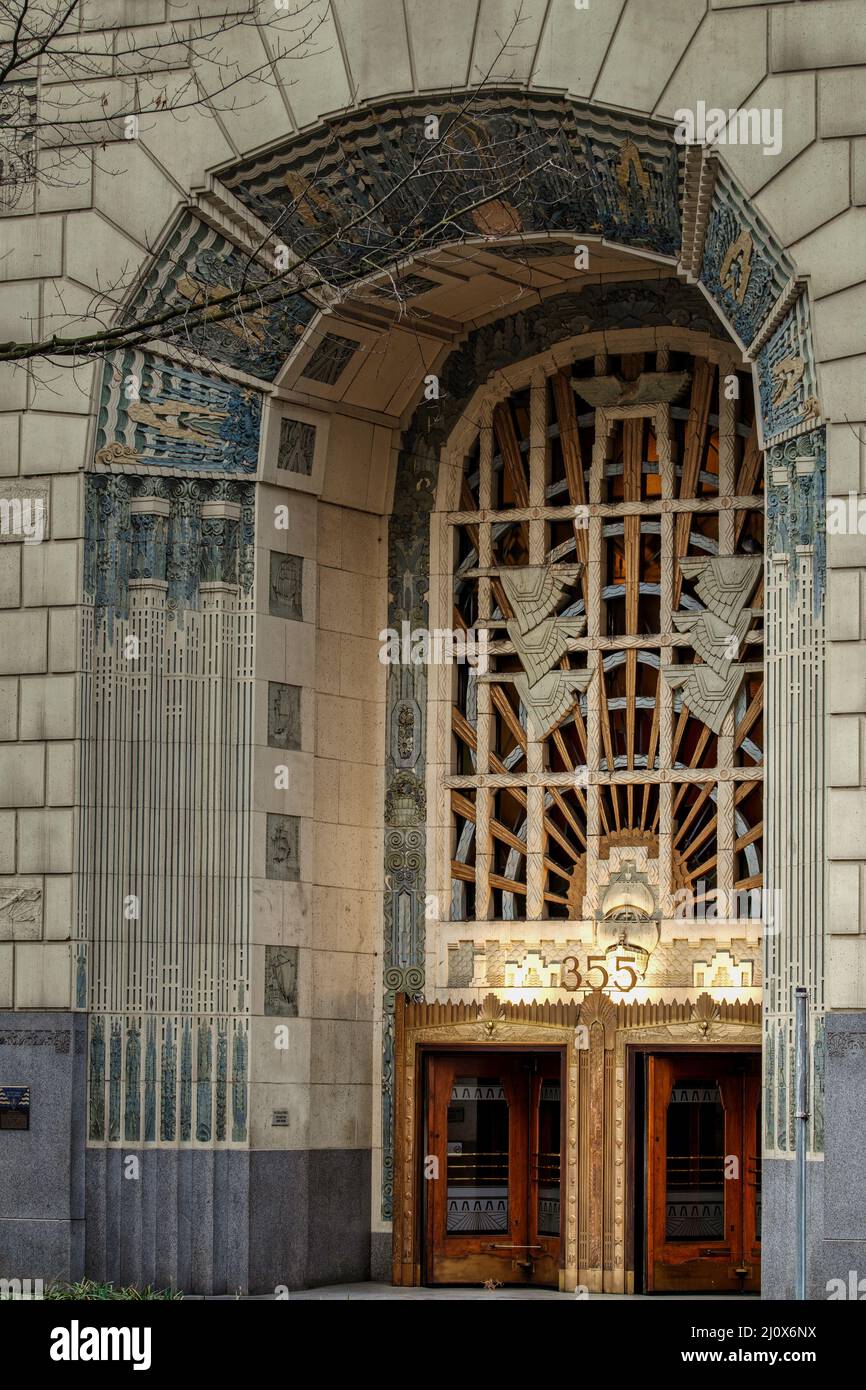 Art deco entrance hi-res stock photography and images - Alamy