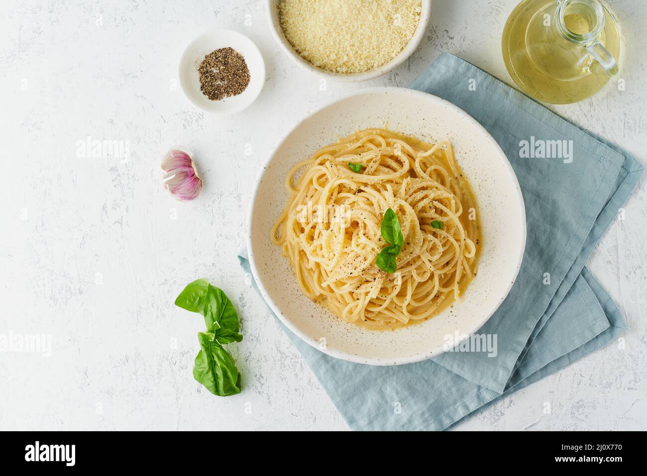 Cacio e pepe pasta. Spaghetti with parmesan cheese and pepper Stock Photo Alamy