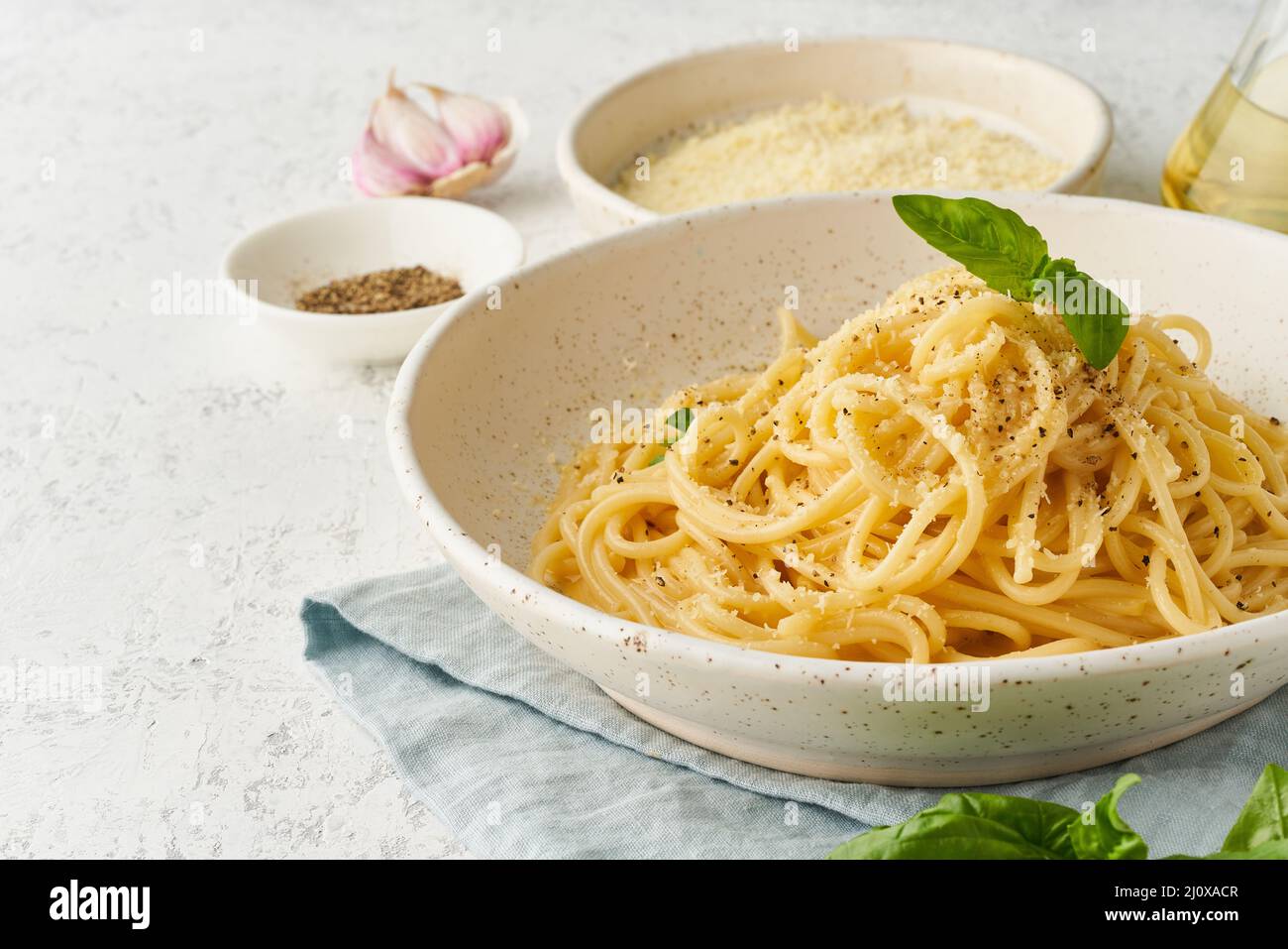 Cacio e pepe pasta. Spaghetti with parmesan cheese and pepper Stock Photo Alamy