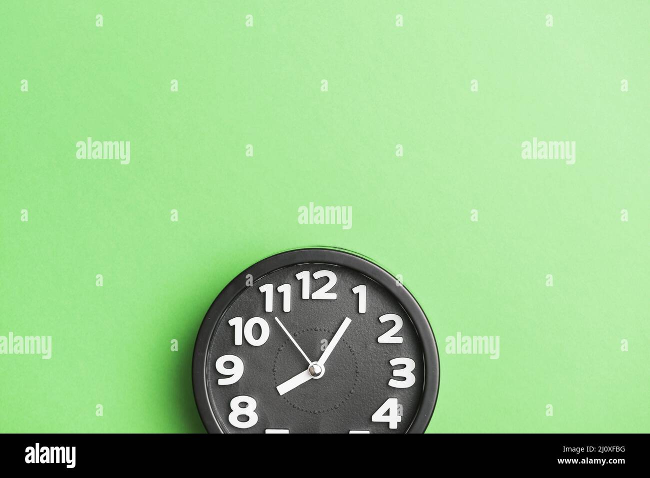 Black simple wall clock watch hi-res stock photography and images - Alamy