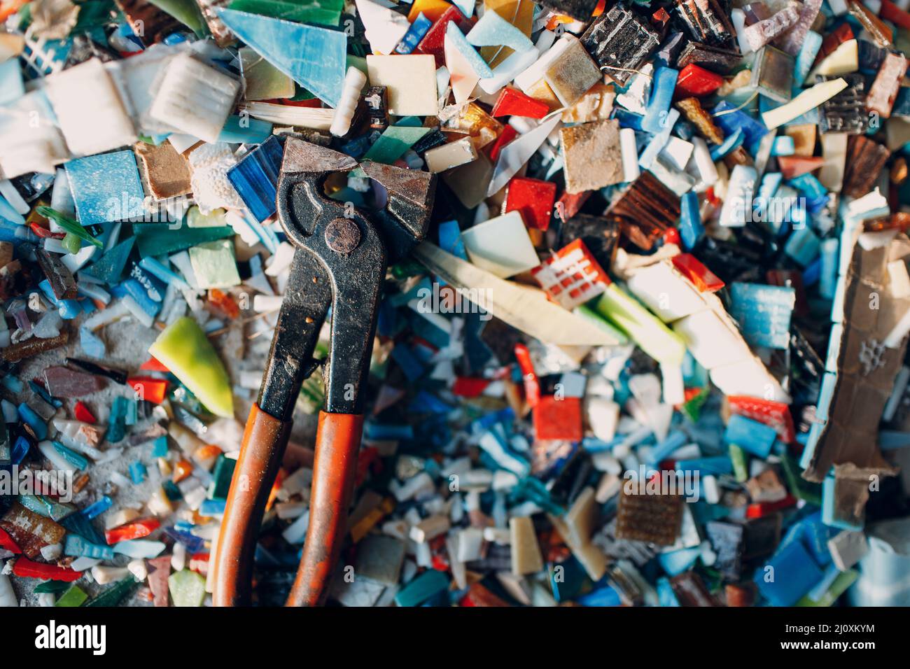 Craftsman cutter nipper tool for cutting smalt glass for making mosaic