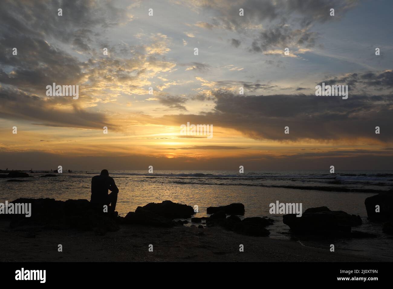 Man dark alone sunset hi-res stock photography and images - Alamy