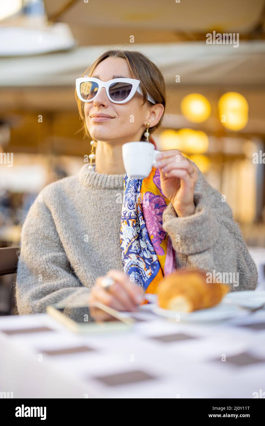 Style woman sitting at cafe terrace in Rome Stock Photo - Alamy