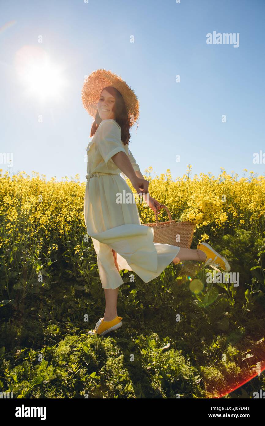 woman standing in rapeseed field Stock Photo - Alamy