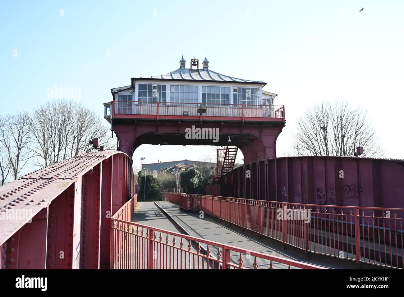 Wilmington Swing Bridge, crosses the river Hull, forma railway bridge