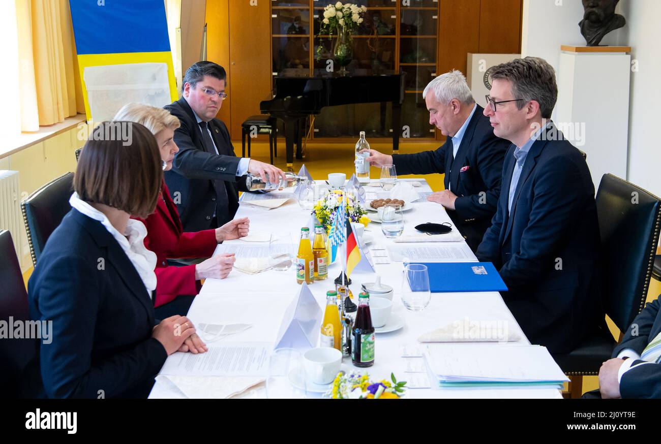 Munich, Germany. 21st Mar, 2022. Yanina Lipski (l-r), Chancellor of the Ukrainian Free University of Munich (UFU), Maria Pryshlak, Director of the Ukrainian Free University of Munich, Dieter Rippel, Advisory Board of the Ukrainian Free University of Munich, Ludwig Spaenle, Anti-Semitism Commissioner of the Bavarian State Government, and Markus Blume (CSU), Minister of Science of Bavaria, talk during a visit by Blume to the university. The UFU is the only Ukrainian university in exile outside Ukraine. Credit: Sven Hoppe/dpa/Alamy Live News Stock Photo