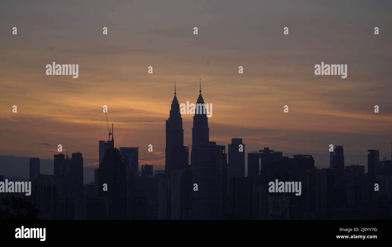 Kuala lumpur skyscrapers dusk hi-res stock photography and images - Alamy