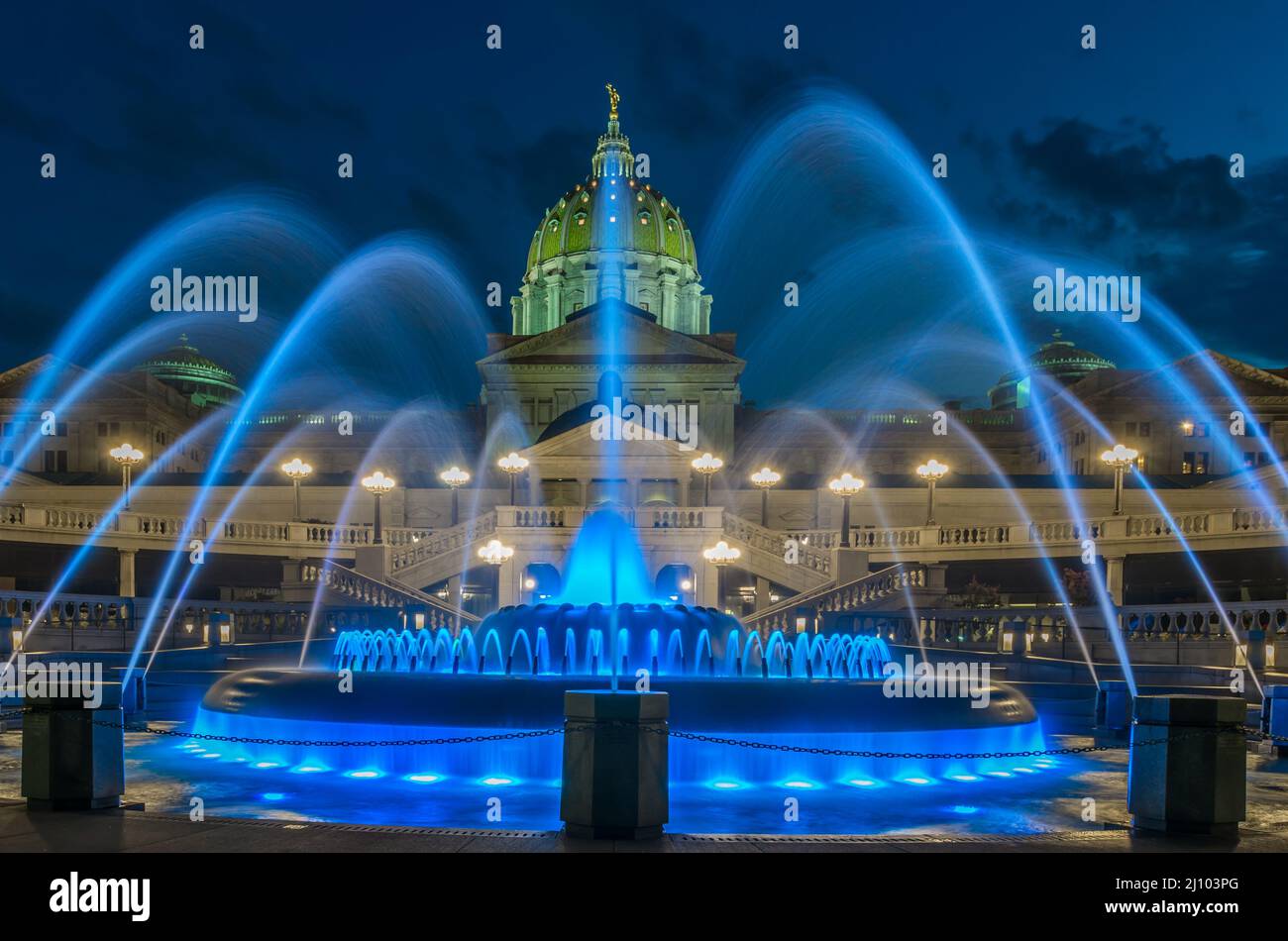 Pennsylvania capital building and fountain Stock Photo - Alamy