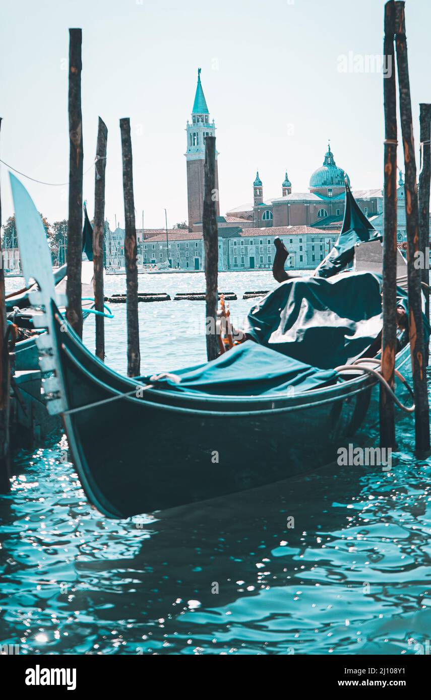Canal boat tied up hi-res stock photography and images - Alamy