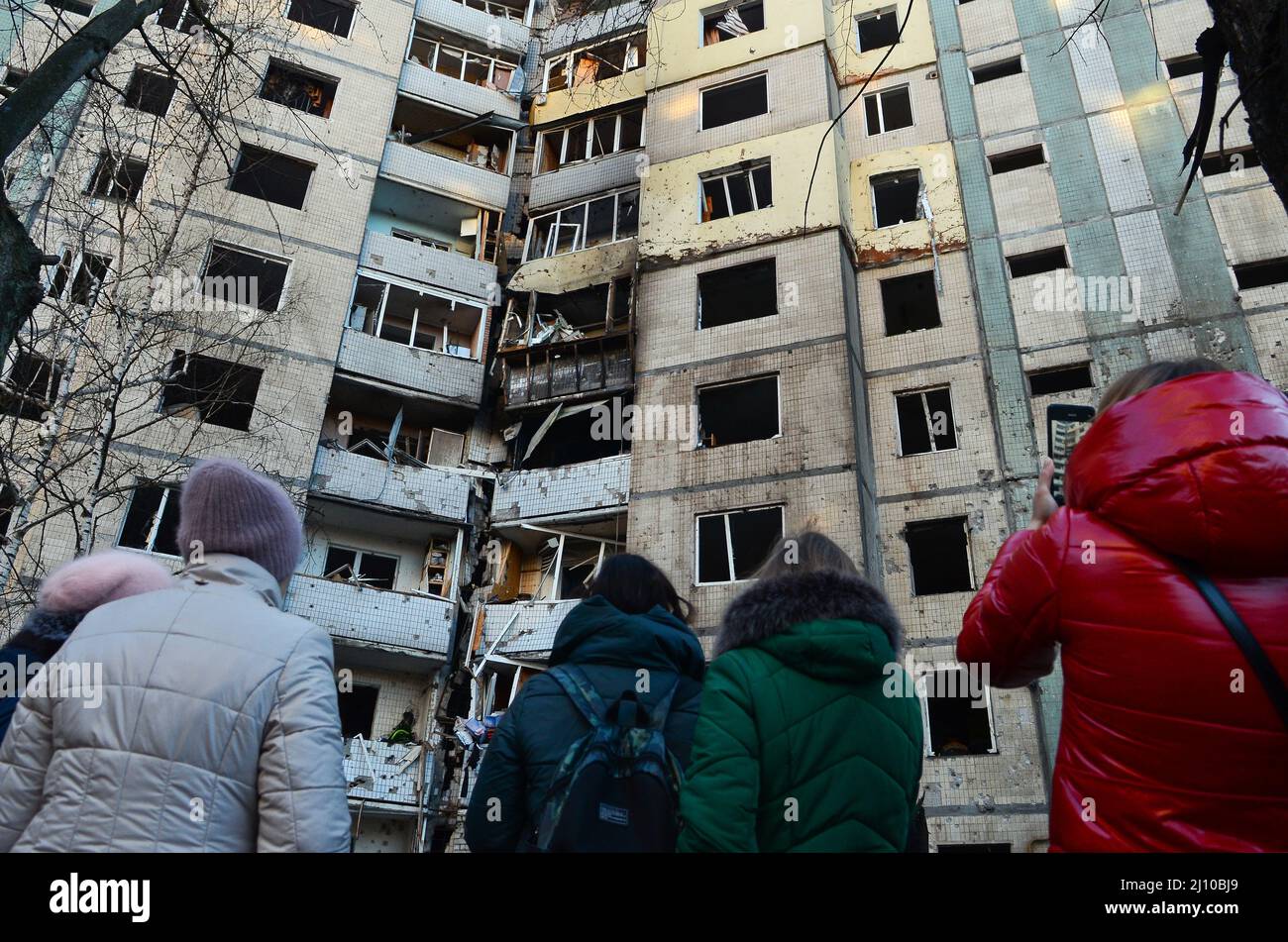 Non Exclusive: KYIV, UKRAINE - MARCH 20, 2022 - People face a residential building in Sviatoshynskyi district affected by the shelling of Russian troo Stock Photo