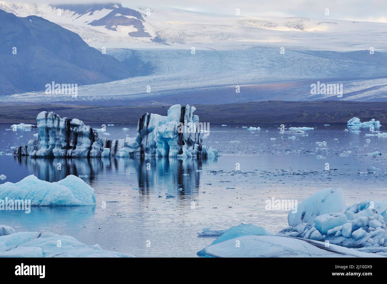 ice-floes-in-the-lagoon-at-jokulsarlon-after-flowing-down-from-the
