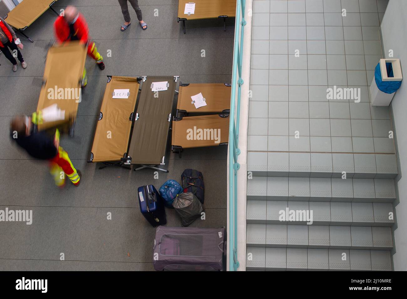 21 March 2022, SaxonyAnhalt, Halle (Saale) Helpers carry cots into