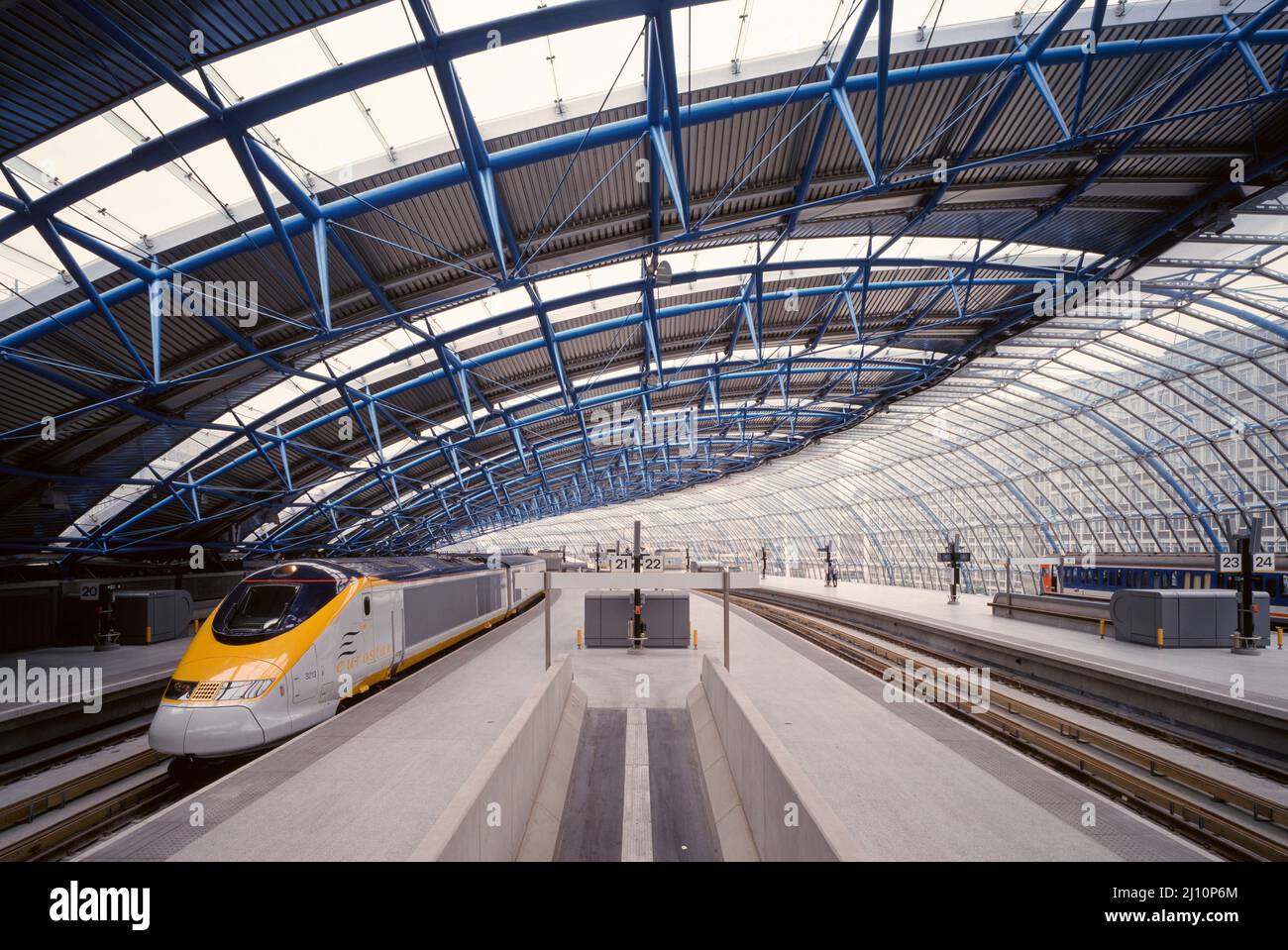 London, Waterloo International Terminal, ab 1990 nach Plänen des Architekturbüros Nicholas Grimshaw & Partners erbaut, Bahnsteig und Eurostar Zug Stock Photo
