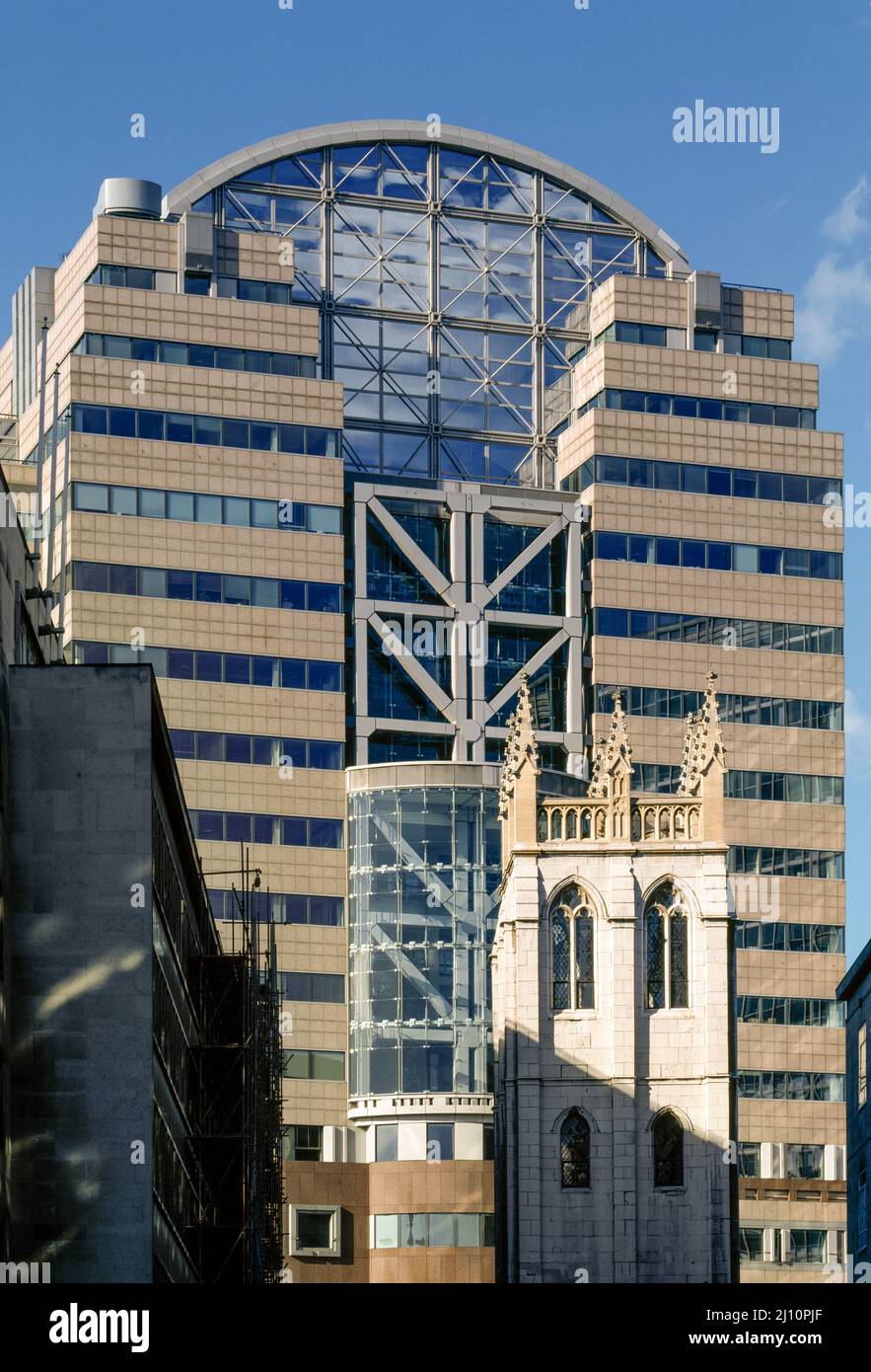 London, Alban Gate, 125 London Wall, Sir Terry Farrell, 1980er Jahre, davor Turm einer City-Kirche Stock Photo