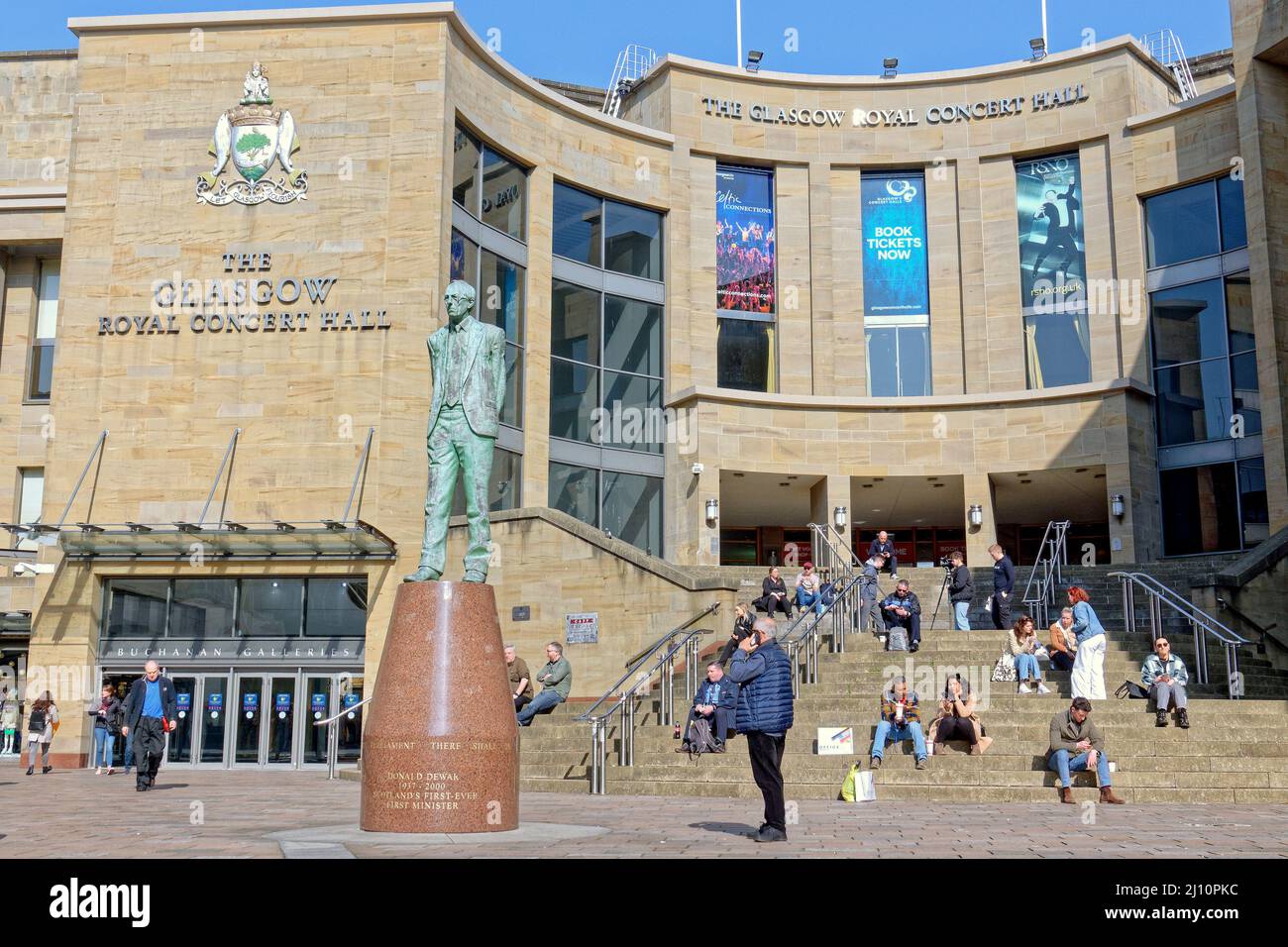Glasgow, Scotland, UK 21st March, 2022. UK  Weather: : Another Sunny day saw summer like weather with rising temperatures over the city and in the city centre. Credit Gerard Ferry/Alamy Live News Stock Photo