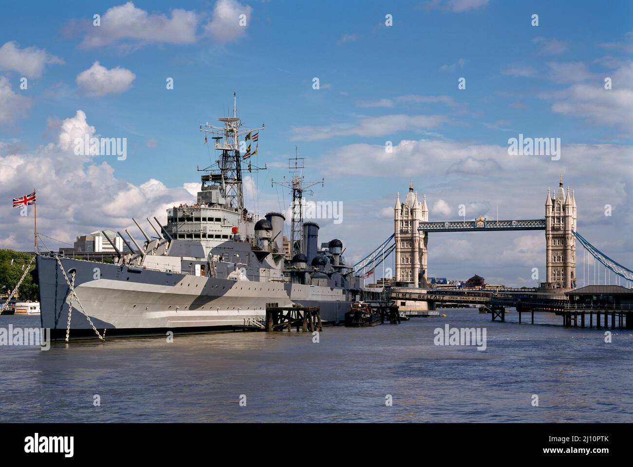 London, HMS Belfast und Tower Bridge Stock Photo