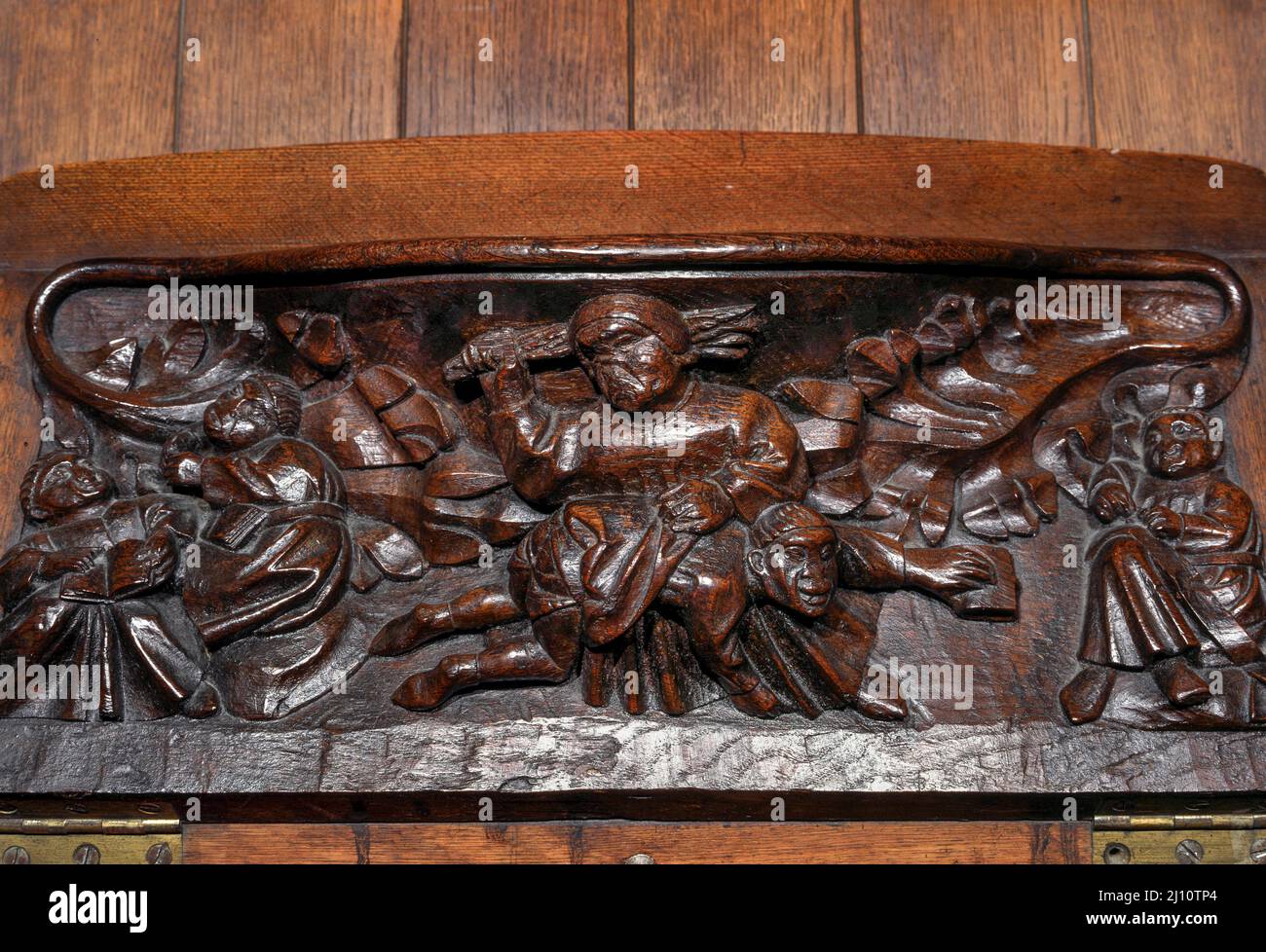 Sherborne Abbey, Miserikordie am Chorgestühl: Mann bekommt den Hintern versohlt Stock Photo