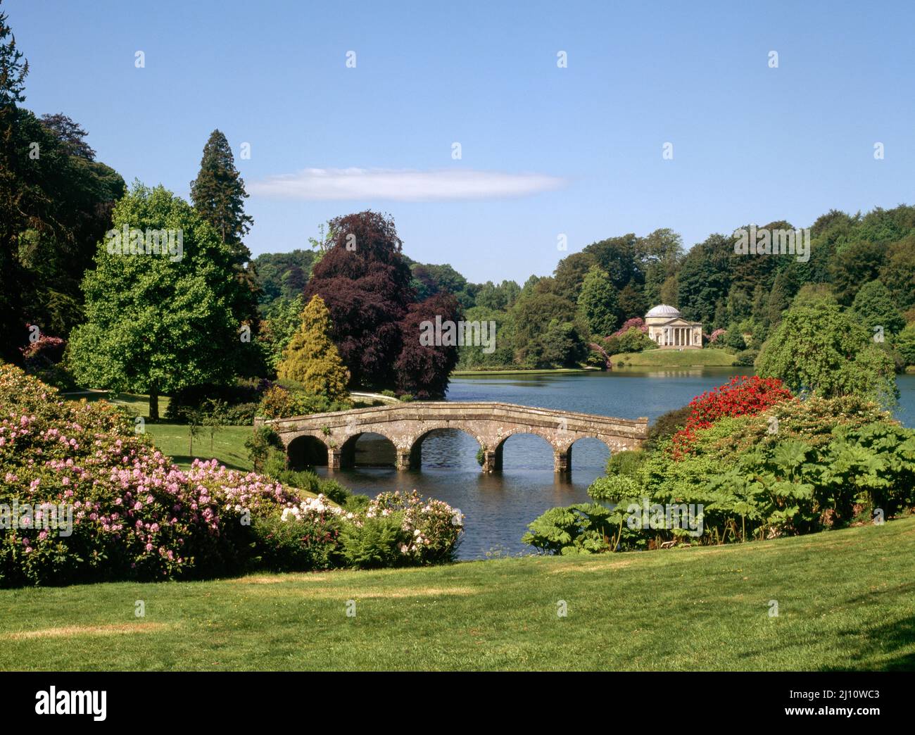 Stourhead Garden, Grassodenbrücke (Palladianische Brücke), Blick auf das Pantheon Stock Photo
