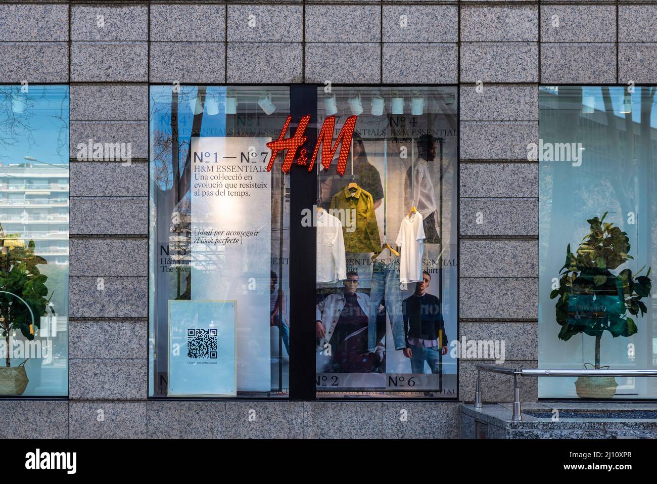 Barcelona, Spain - February 24, 2022: Facade of a HM or H&M clothing store  in Diagonal avenue, a shopping street of Barcelona, Catalonia, Spain Stock  Photo - Alamy
