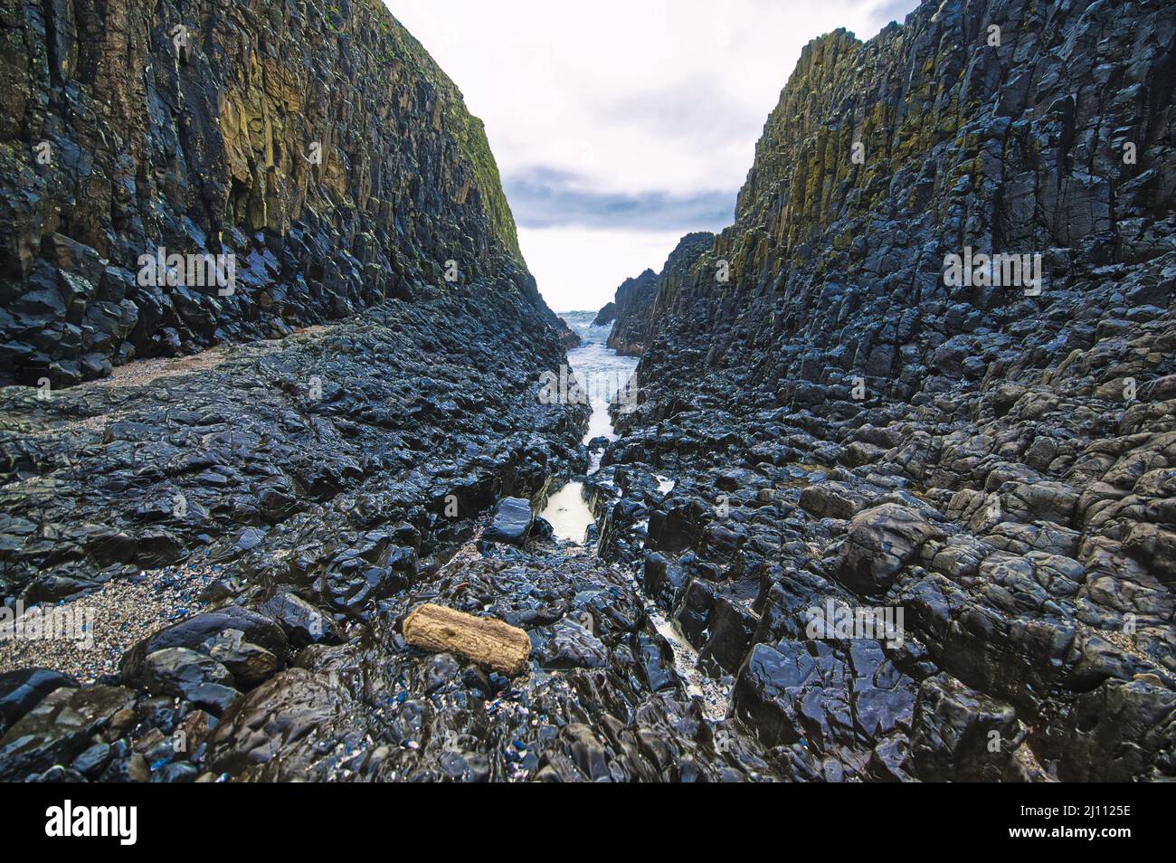 Stream Between Two Rocks Water between rocks hi-res stock photography and images - Alamy