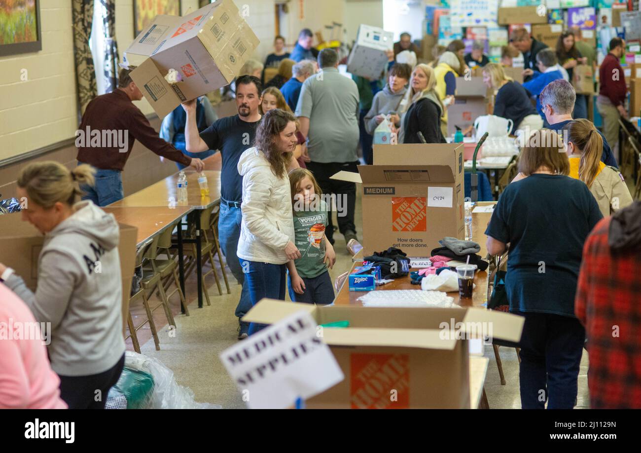 Warrington, United States. 20th Mar, 2022. Volunteers sort through