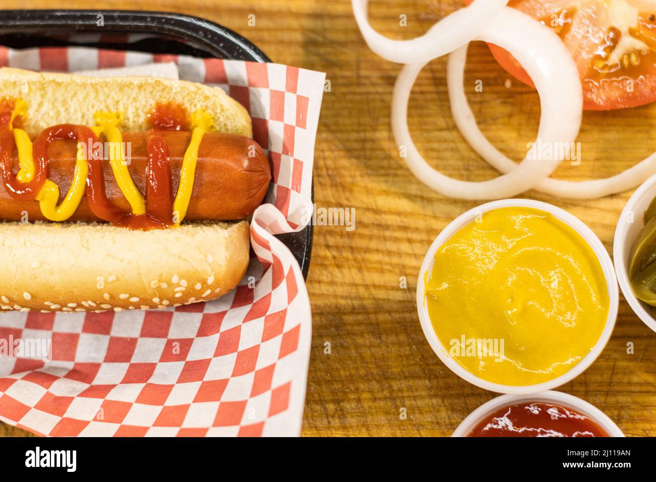 Perro caliente preparado comida chatarra comida rápida ketchup mostaza platillo epicureo Stock Photo