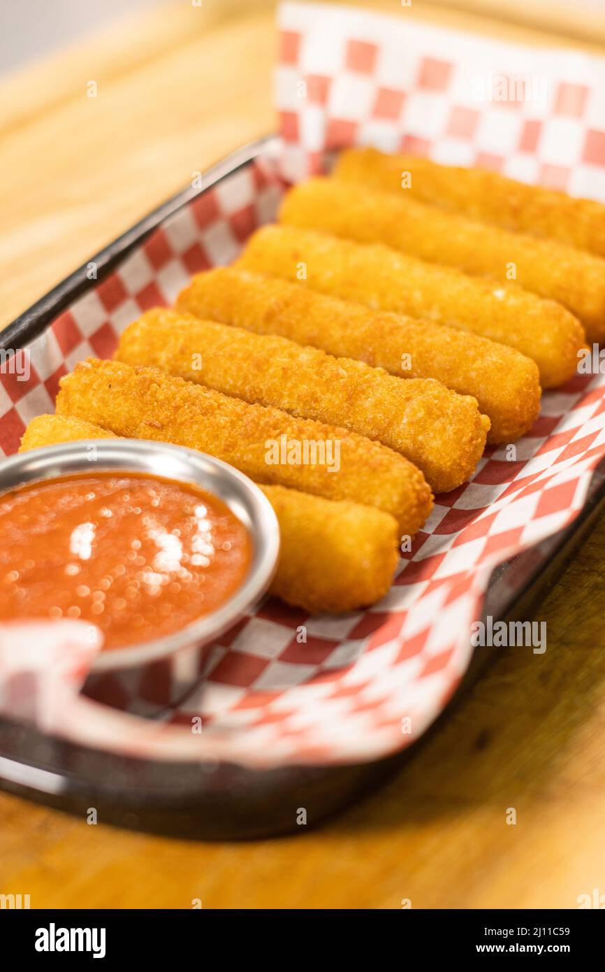 Dedos de queso acercamiento comida chatarra comida rápida salsa marinara mozarella Stock Photo