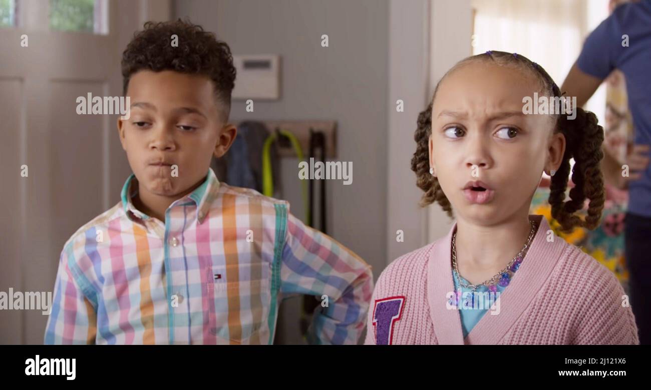 CHEAPER BY THE DOZEN, from left: Leo Abelo Perry, Mykal-Michelle Harris