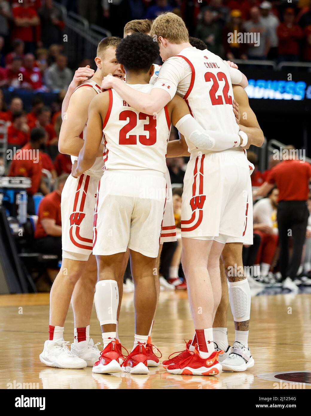 Milwaukee, WI, USA. 20th Mar, 2022. Wisconsin Badgers guard Chucky Hepburn (23), guard Brad Davison (34), forward Steven Crowl (22), guard Johnny Davis (1), and forward Tyler Wahl (5) huddle up before the tipoff during the NCAA Men's March Madness Tournament basketball game between the Iowa State Cyclones and the Wisconsin Badgers at the Fiserv Forum in Milwaukee, WI. Darren Lee/CSM/Alamy Live News Stock Photo