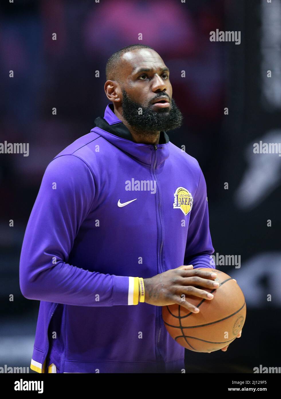 Lebron james lakers dunk hi-res stock photography and images - Alamy