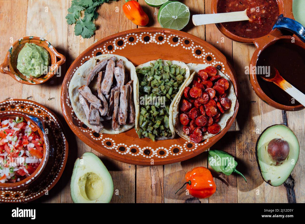Tacos mexicanos con salsas tradicionales Stock Photo Alamy